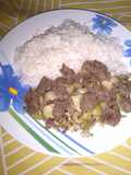 Carne salpicada con habas