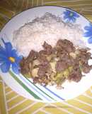 Carne salpicada con habas