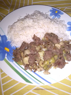 Una foto de Carne salpicada con habas