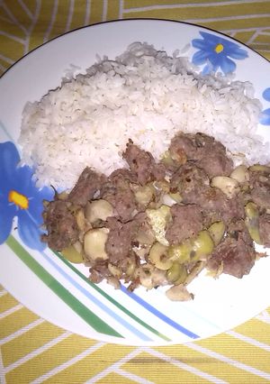 Una foto de Carne salpicada con habas