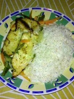 Una foto de Tilapia al horno con vegetales en salsa de naranja