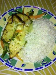 Una foto de Tilapia al horno con vegetales en salsa de naranja