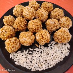 A picture of Puffed rice laddu.