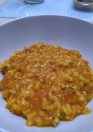 Une photo de Risotto au pesto rosso