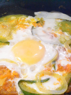 Una foto de Revuelto de verduras y huevo