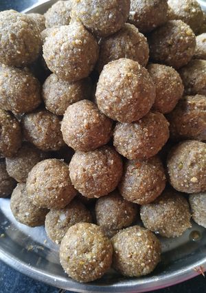 ડ્રાય ફ્રુટસ ના લડ્ડુ (Dry fruit ladoo Recipe in Gujarati) રેસીપી મુખ્ય ફોટો
