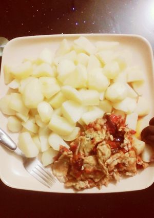 A picture of Boiled potato & Eggsauce.