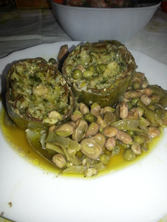 Una foto de Alcachofas rellenas con habitas y guisantes (vegano)