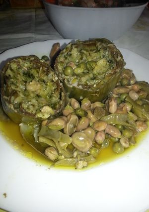 Una foto de Alcachofas rellenas con habitas y guisantes (vegano)
