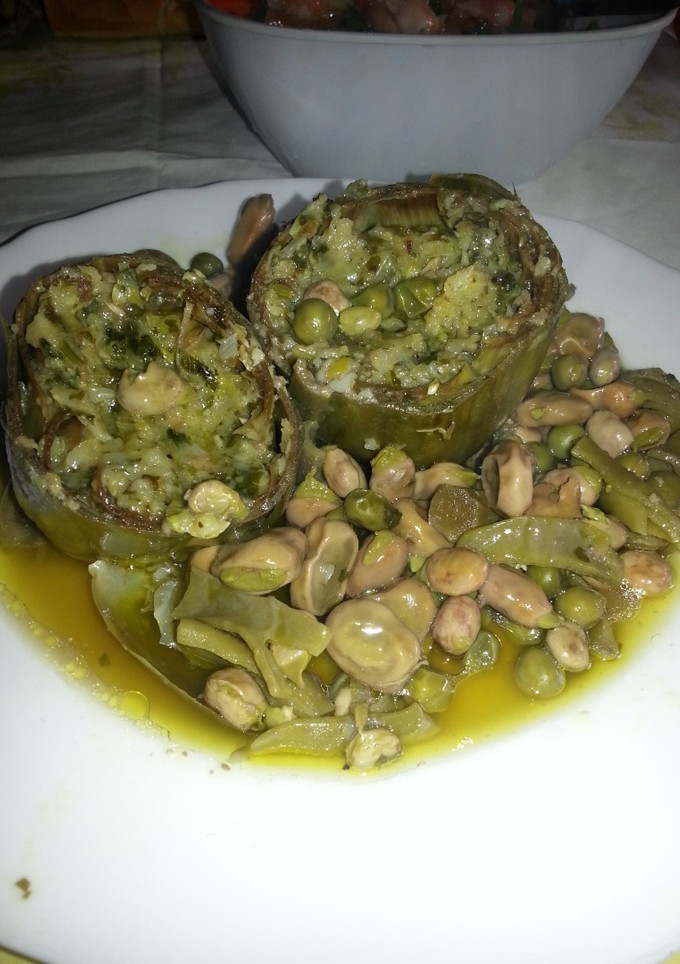 Una foto de Alcachofas rellenas con habitas y guisantes (vegano)