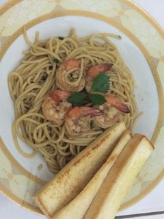 Foto resep Spaghetti aglio olio with prawn and toast bread