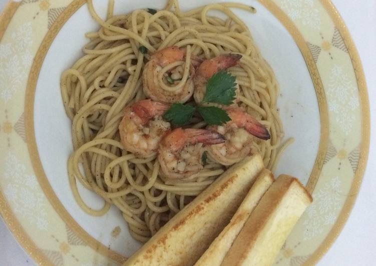 Spaghetti aglio olio with prawn and toast bread