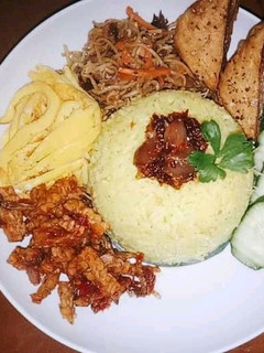 Foto resep Nasi Kuning Sambal Bawang