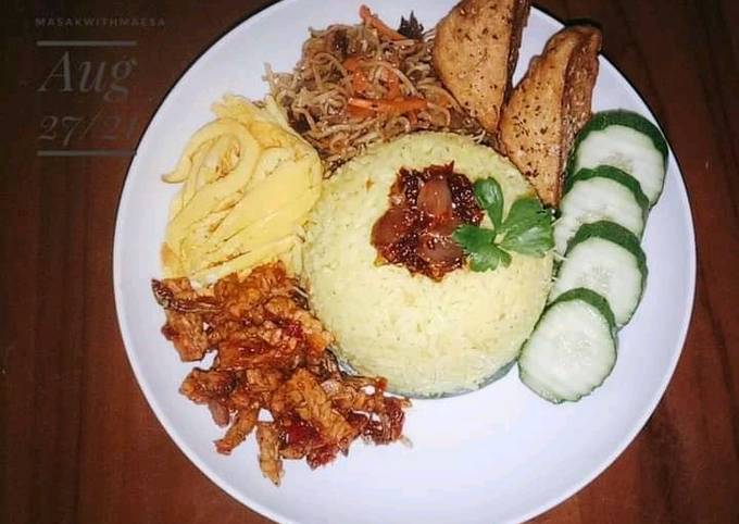Cara Gampang Membuat Nasi Kuning Sambal Bawang, Lezat Sekali