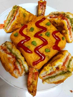 સેન્ડવીચ બ્રેડ પકોડા(Sandwich Bread Pakoda Recipe in Gujarati) રેસીપી મુખ્ય ફોટો