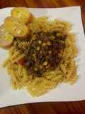 Pasta con carne molida, maíz dulce en salsa roja