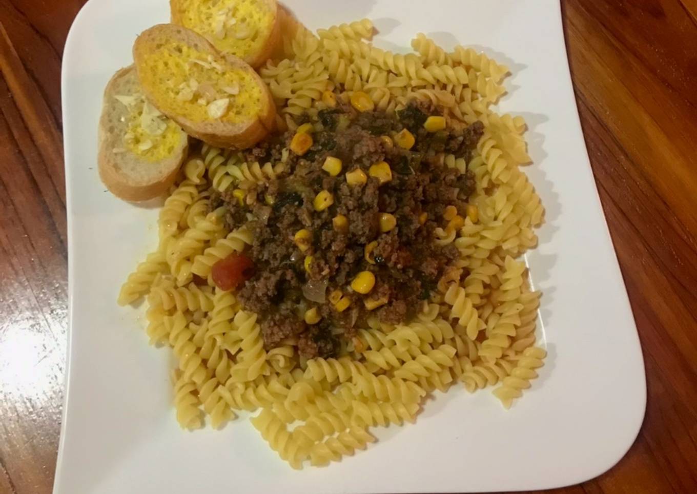 Pasta con carne molida, maíz dulce en salsa roja