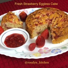 A picture of Fresh Strawberry Eggless Cake.