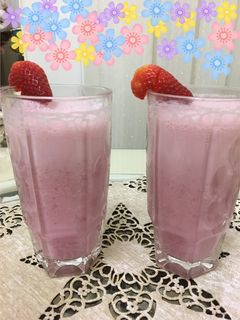 عکسی از دستور میلک شیک توت فرنگی