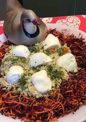 Une photo de Salade façon nid au riz petits légumes carottes violettes et mozzarella