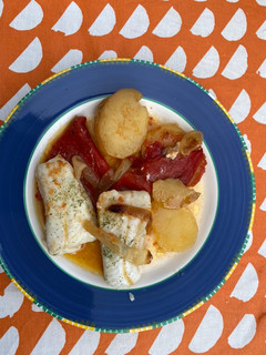 Una foto de Lomos de merluza con patatas y pimientos en Crockpot