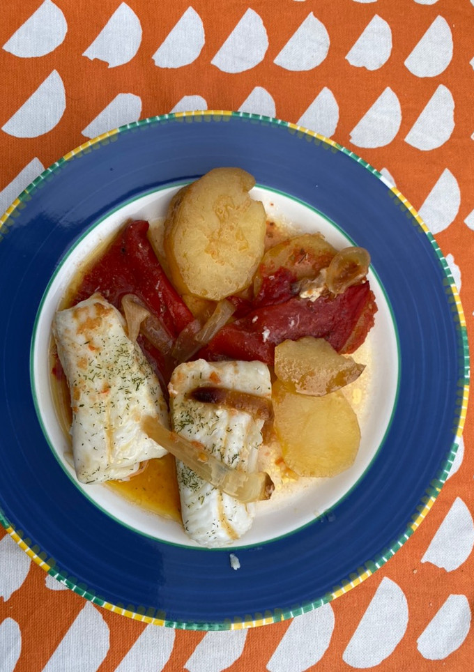 Una foto de Lomos de merluza con patatas y pimientos en Crockpot