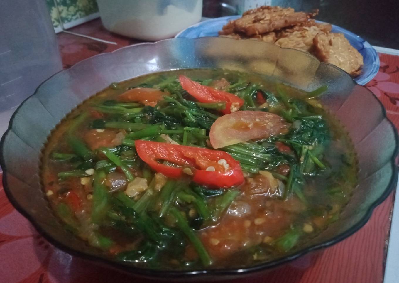 Sup bayam dengan air panas