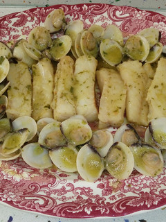 Una foto de Almejas con bacalao en salsa verde