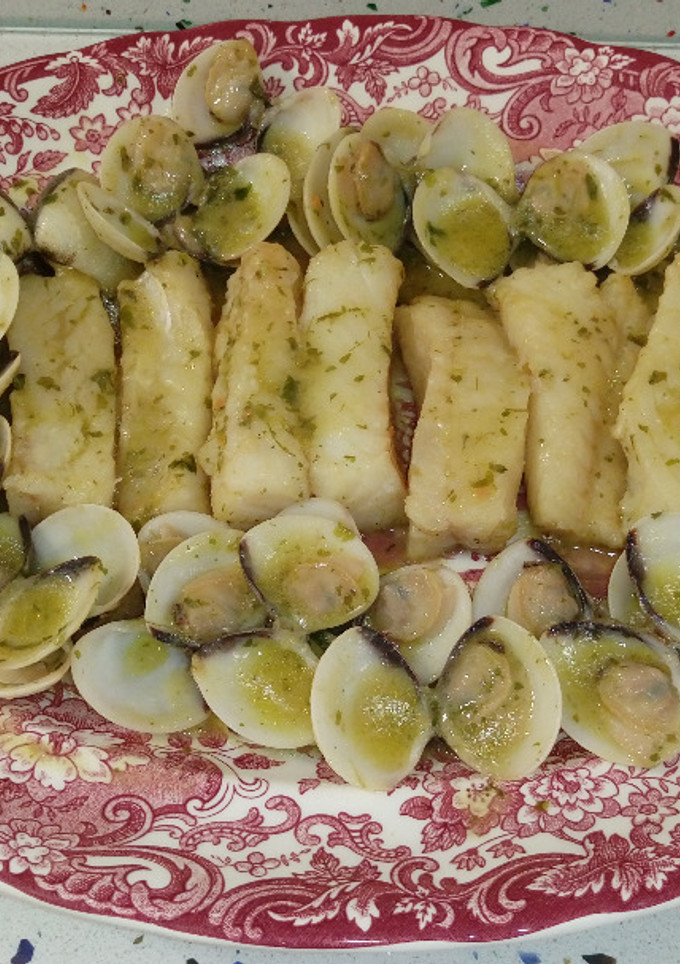 Una foto de Almejas con bacalao en salsa verde