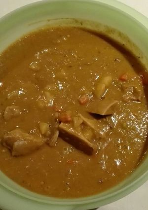 A picture of Curried split pea soup with beef bones.