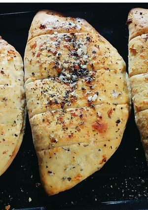 A picture of Domino's Stuffed Garlic Bread.