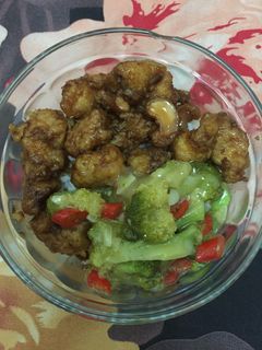Foto resep Chicken kungpao with broccoli in a rice bowl