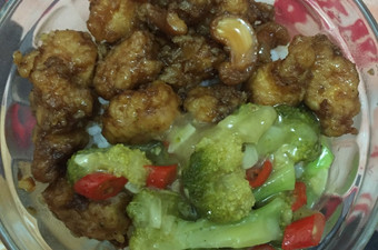 Bagaimana Menyiapkan Chicken kungpao with broccoli in a rice bowl yang Lezat