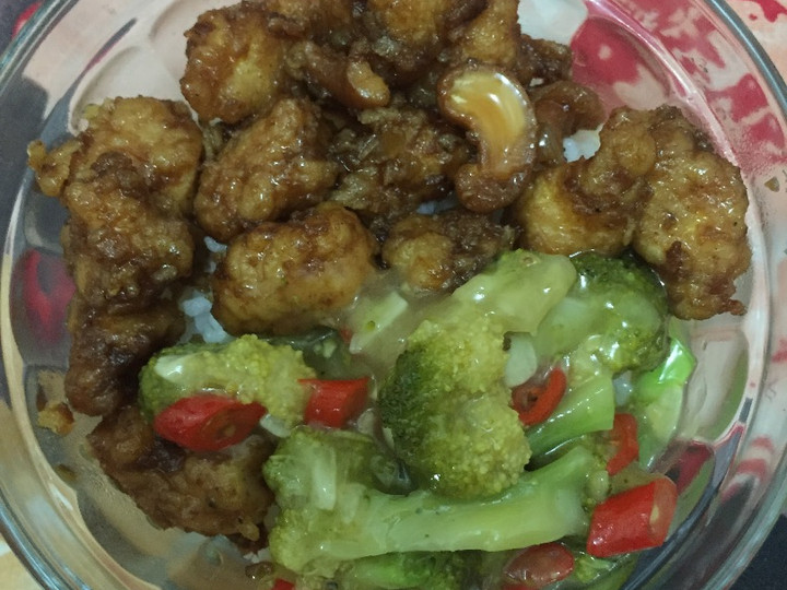 Bagaimana Menyiapkan Chicken kungpao with broccoli in a rice bowl yang Lezat