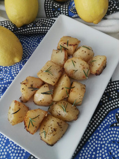 Una foto de Patatas al limón (o patatas a la griega)