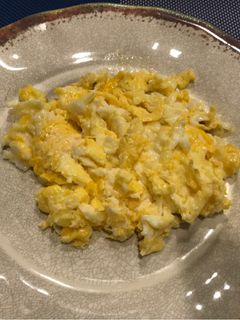 Una foto de Huevos revueltos simples 🥚