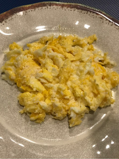 Una foto de Huevos revueltos simples 🥚