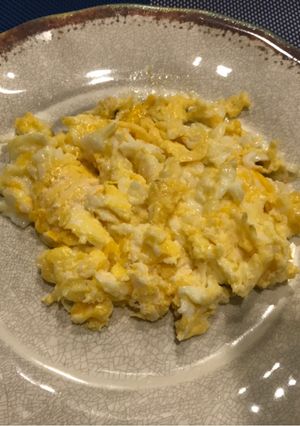 Una foto de Huevos revueltos simples 🥚