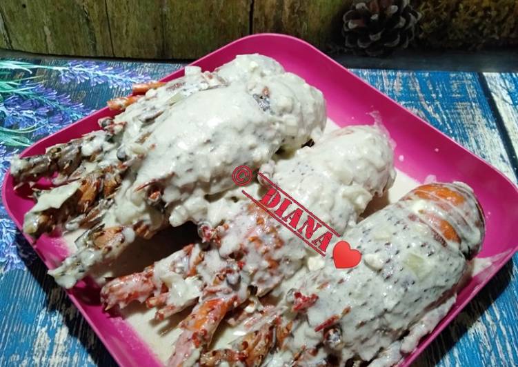 Baby lobster with cream cheese sauce