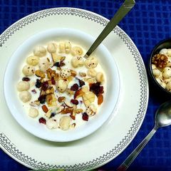 Curd Makhana with Apple and Dry Fruits A picture of Curd Makhana with Apple and Dry Fruits.