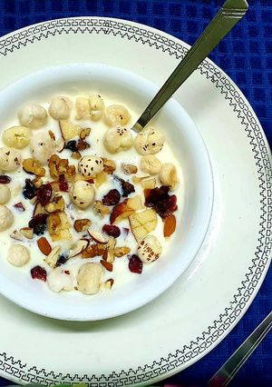 A picture of Curd Makhana with Apple and Dry Fruits.