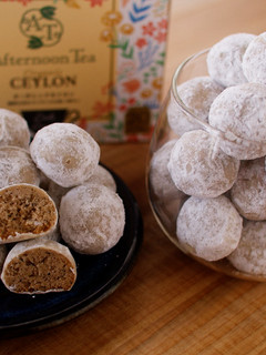 A picture of Chai Snowballs, Spiced Black Tea flavored Butter Cookies 🏵️.