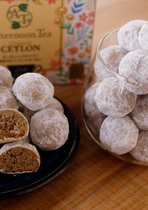 A picture of Chai Snowballs, Spiced Black Tea flavored Butter Cookies 🏵️.