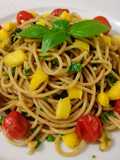 Ensalada templada de espaguetis con mango y cherrys asados