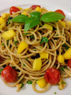 Una foto de Ensalada templada de espaguetis con mango y cherrys asados