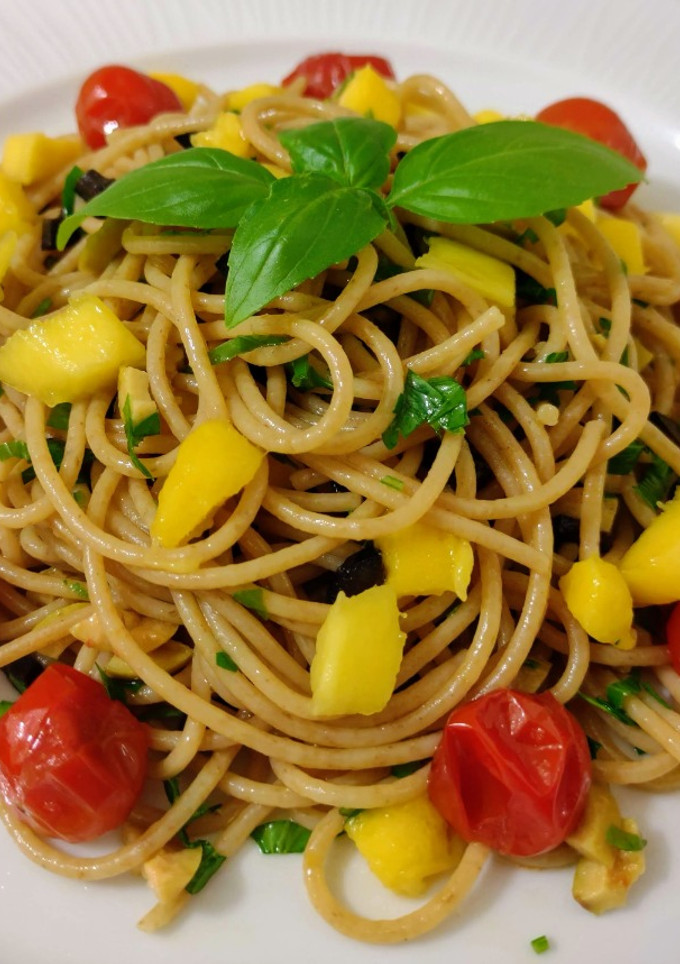 Una foto de Ensalada templada de espaguetis con mango y cherrys asados