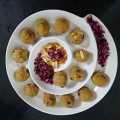 A picture of Makhana ladoo.