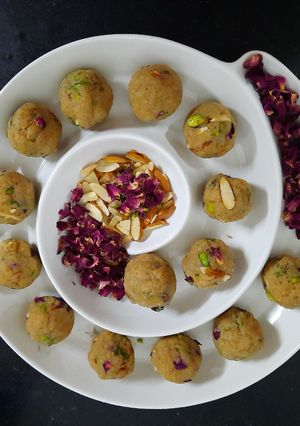 A picture of Makhana ladoo.