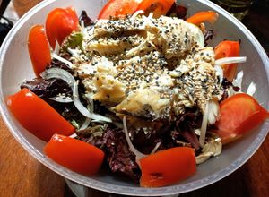 Una foto de Ensalada de Merluza en lata Lechuga, Tomate, Cebolla y Ajo