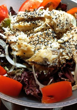 Una foto de Ensalada de Merluza en lata Lechuga, Tomate, Cebolla y Ajo